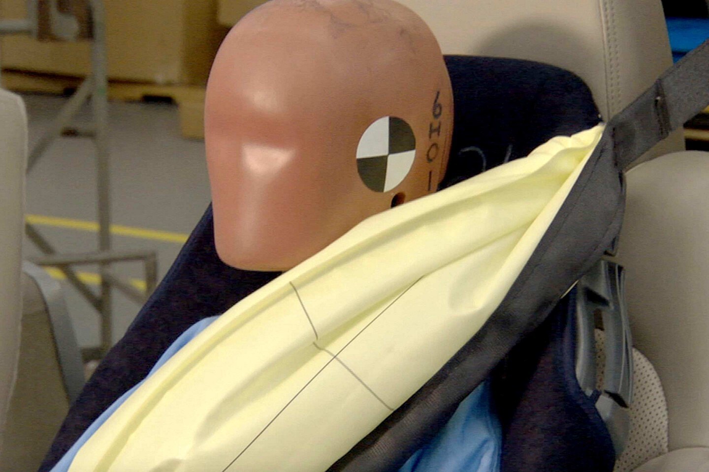 Testing dummy with an activated safety belt