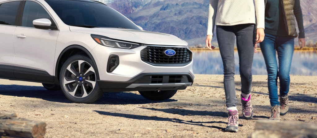 19-inch machined-face aluminum wheels w/Dark Tarnished-painted pockets on a 2025 Ford Escape® Platinum model