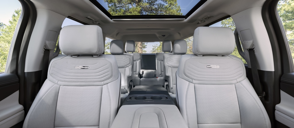 2025 Ford Expedition® Platinum® SUV front seating area