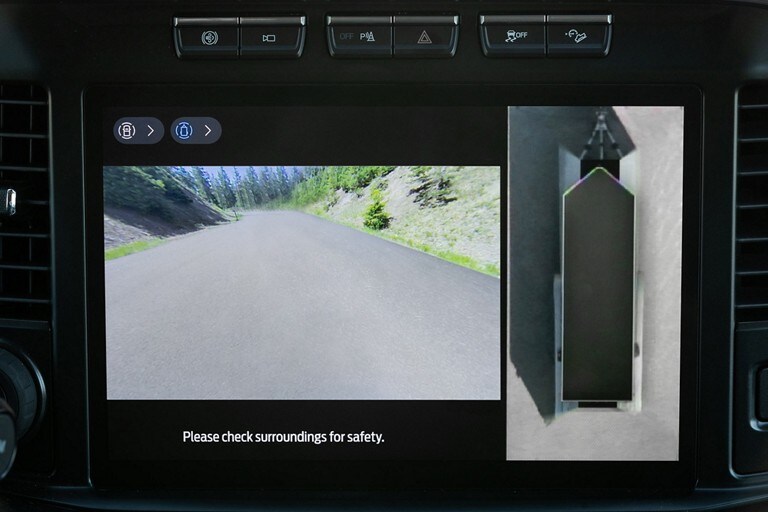 Close-up of the centre display screen showing the 360-degree camera view