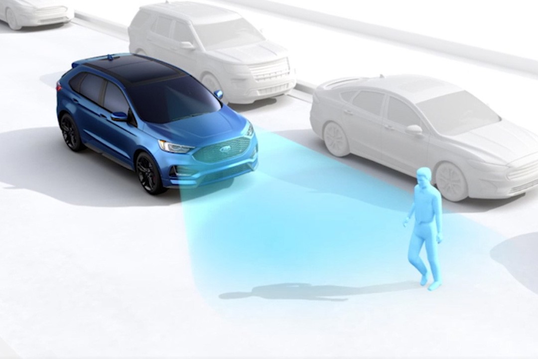 Animation illustrating Pre-Collision assist with automatic emergency braking