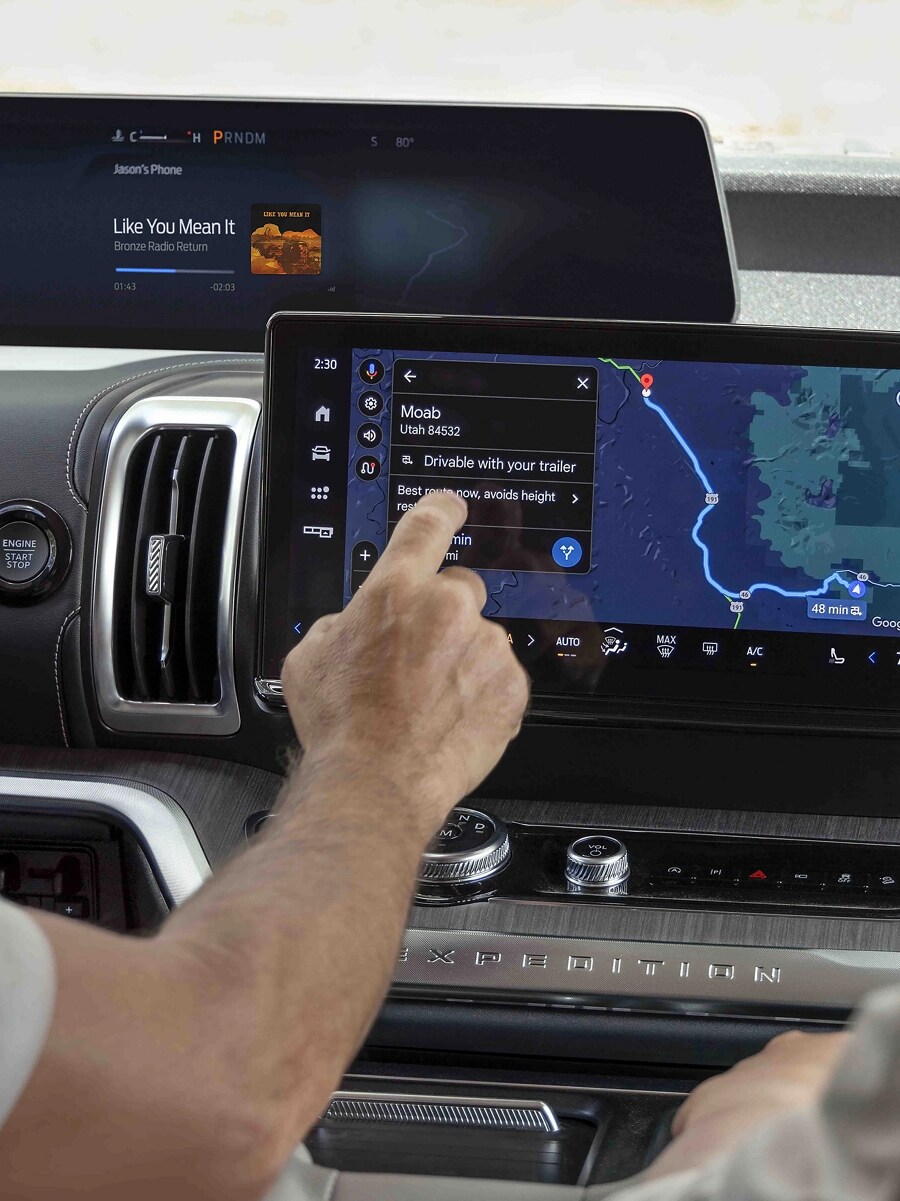 Two passengers in a 2025 Ford Expedition® SUV with the driver using the 13.2-inch centre-stack display