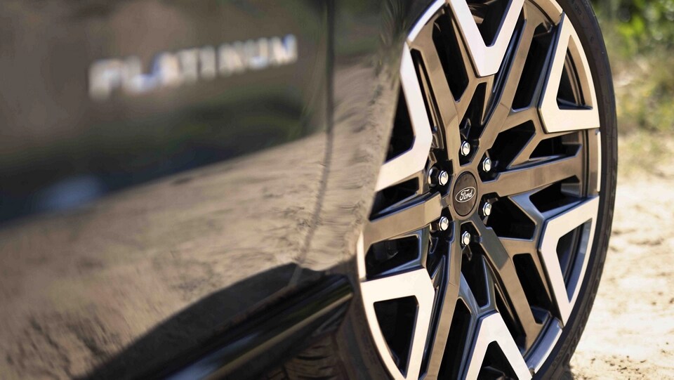2025 Ford Expedition® Platinum® SUV with 24-inch Tarnished Dark Metallic-Painted Wheel