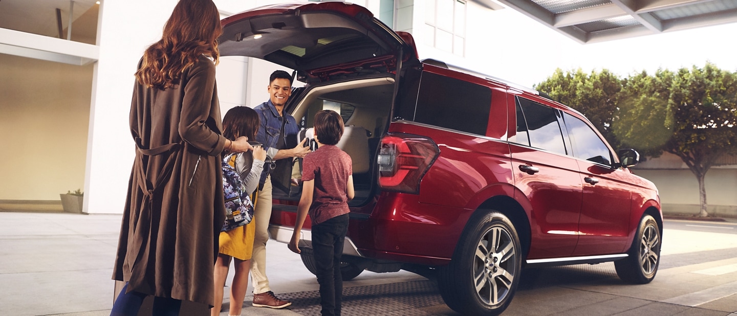 A family loads up the back of a 2023 Ford Expedition SUV