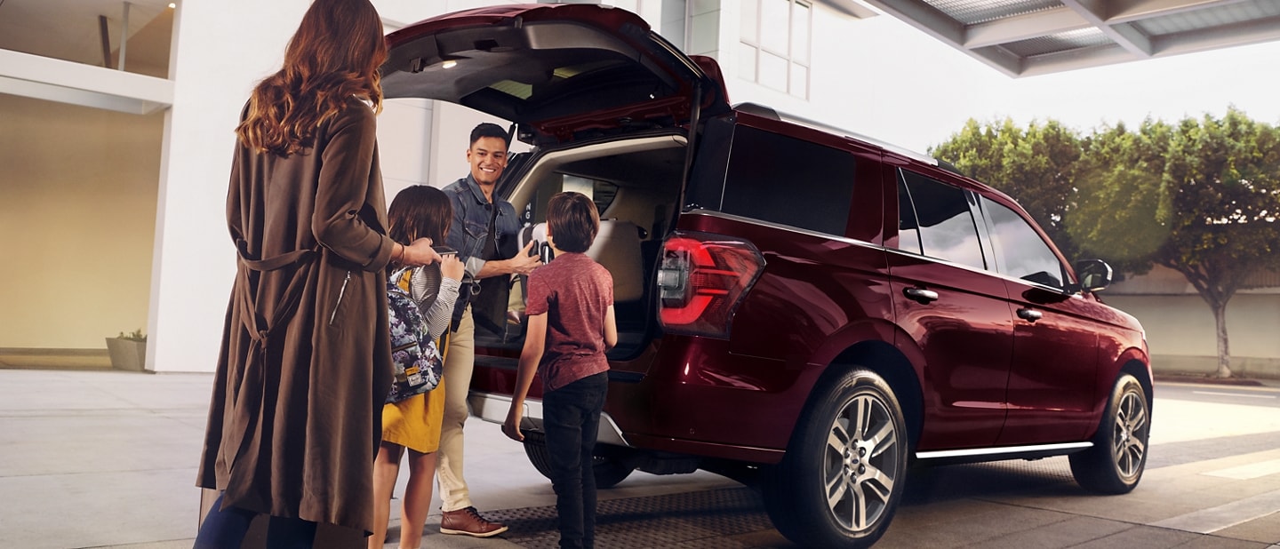 A family standing at the rear of a 2023 Ford Expedition SUV