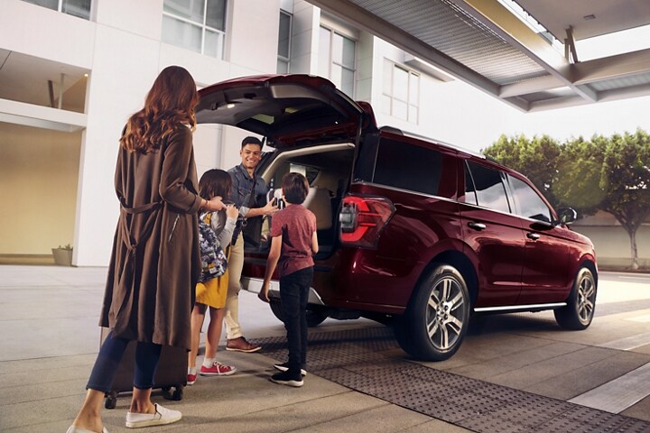 A family standing around the rear of a 2023 Ford Expedition SUV