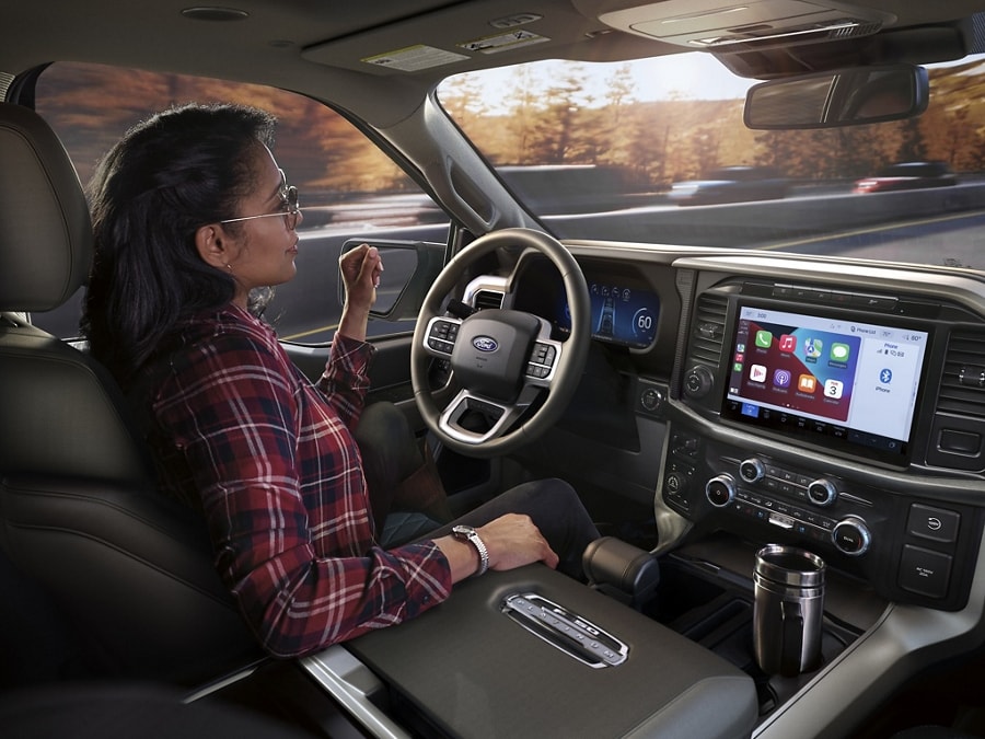 Driver's perspective of the Head-Up Display projected on to the windshield viewing the BlueCruise® screen