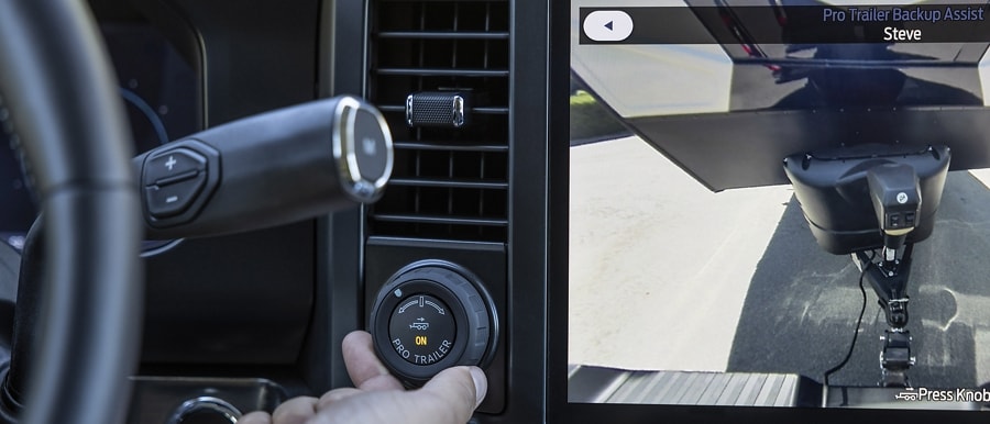Close-up of a person using the Pro trailer Backup Assist™ knob